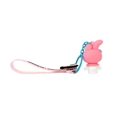 Chaveiro de silicone rosa em forma de coelho com corrente azul e fita rosa com texto preto