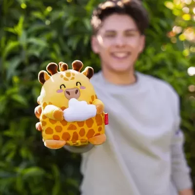 Pelúcia de girafa a segurar uma nuvem com fundo verde