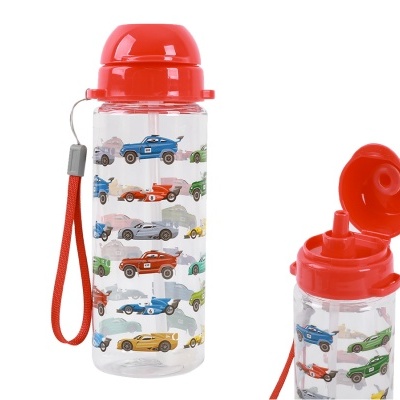 Garrafa de água infantil com capa vermelha e desenhos de carros coloridos