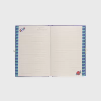 Caderno aberto com ilustrações de foguetão e planeta e capa riscada azul e verde
