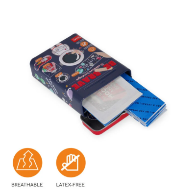 Estojo porta-máscaras azul escuro com estampas e máscaras dentro