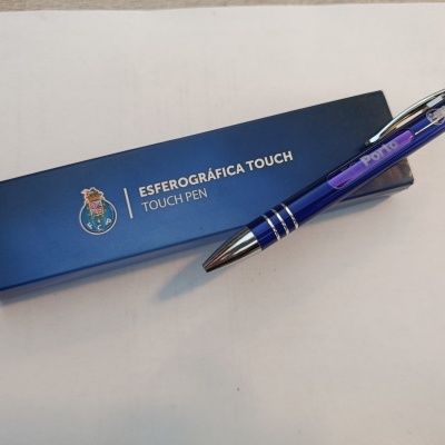 Caneta esferográfica azul com detalhes metálicos e caixa azul com texto e brasão.