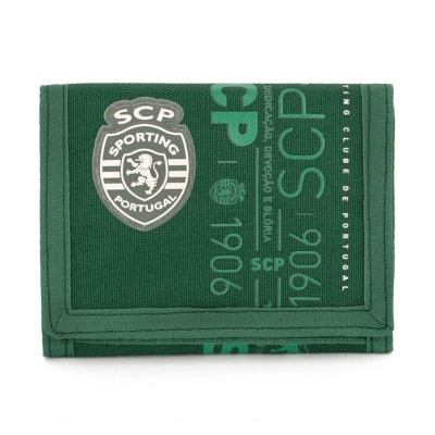 Carteira verde com emblema do Sporting Clube de Portugal e texto alusivo no material.