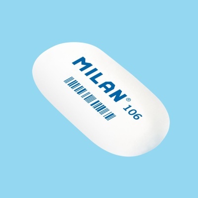 Borracha branca oval com texto MILAN 106 azul sobre fundo azul claro