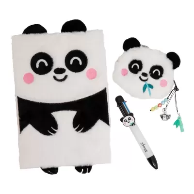 Conjunto de produtos de pelúcia com tema panda incluindo agenda, estojo, caneta e chaveiro.