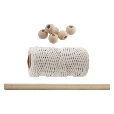 Carretel de corda branca, cinco contas de madeira e uma vareta de madeira