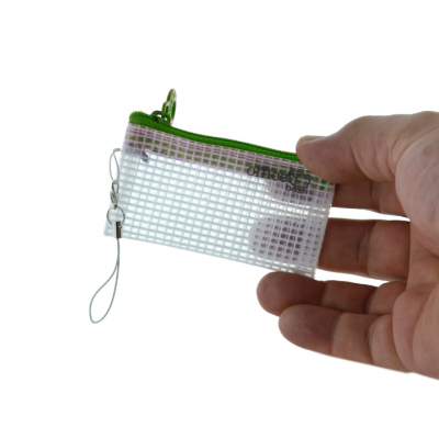 Carteira pequena transparente com zíper verde e arnês segurada por mão