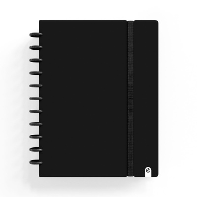 Caderno preto com capa rígida e fecho elástico