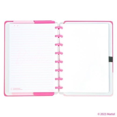 Caderno rosa aberto com folhas brancas e pautadas, com argolas cor-de-rosa.