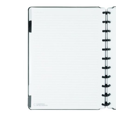 Caderno de argolas aberto com páginas pautadas e capa preta
