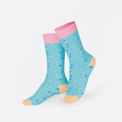 Meias azuis com confetis coloridos, punho rosa e detalhes em bege