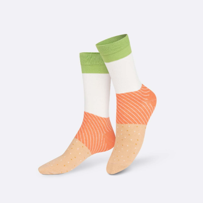 Meias coloridas com design distinto e padrões diferentes em verde, branco, laranja e bege.