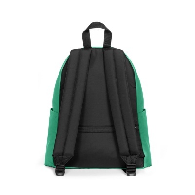 Mochila verde e preta vista de costas
