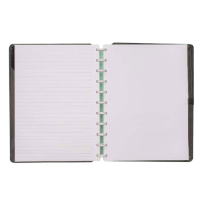 Caderno aberto com capa preta e páginas brancas com uma página pautada e outra lisa