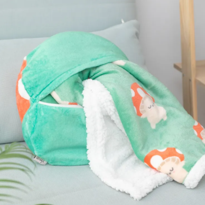 Cobertor de pelúcia verde com padrão de cogumelos e interior branco macio