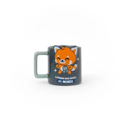Caneca cinzenta com ilustracao laranja e texto em portugues