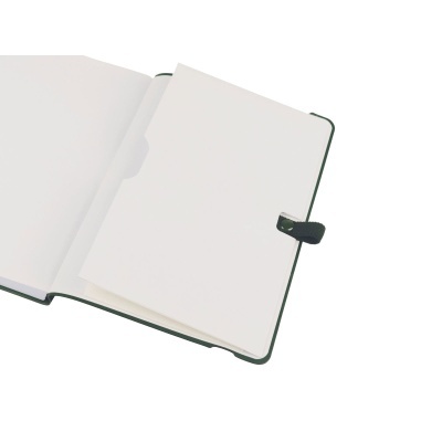 Caderno aberto com capa verde escura e páginas em branco.
