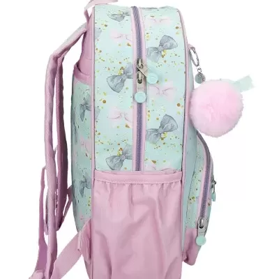 Mochila azul claro com padrão de laços e detalhes cor-de-rosa vista de perfil