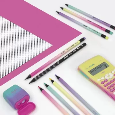 Material escolar colorido em tons pastéis sobre fundo branco