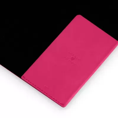 Carteira de couro cor-de-rosa com texto em relevo e gravação 100