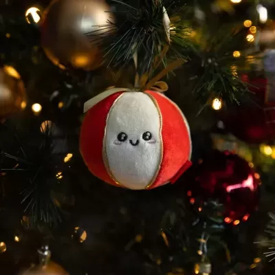Bolinha de Natal em tecido vermelho e branco com rosto sorridente.
