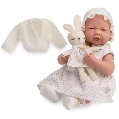 Boneca bebé com vestido branco de bolinhas douradas e coelho de peluche