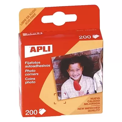 Embalagem vermelha e amarela APLI com fiafotos autoadesivos e foto de criança