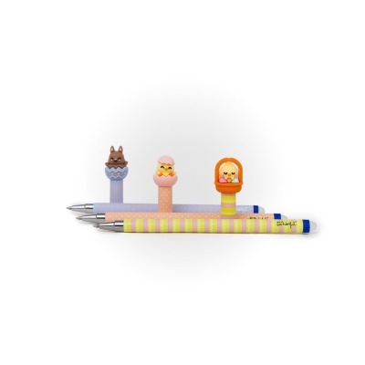 Três canetas coloridas com figuras de animais no topo sobre fundo branco.