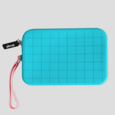Estojo azul claro com padrão de grade, fecho com etiqueta e cordão rosa