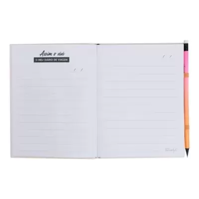 Livro aberto com páginas brancas pautadas e caneta laranja ao lado direito.