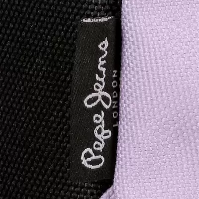 Etiqueta Pepe Jeans costurada em tecido preto e lilás
