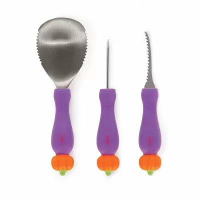 Utensílios de cozinha com cabos roxos e detalhes laranja em forma de abóbora