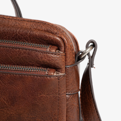 Mala de ombro castanha em pele com fechos metálicos