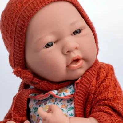 Boneca bebé com roupa colorida e acessório vermelho