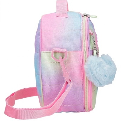 Mochila pequena com padrão em tons pastel e penduricalho de coração felpudo
