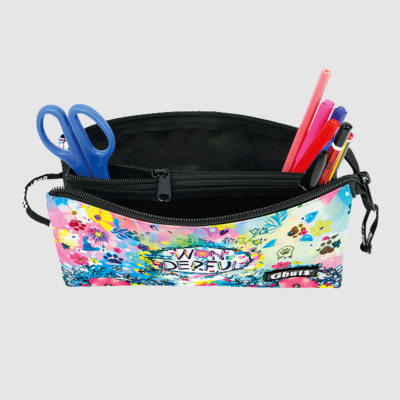 Estojo escolar floral colorido aberto com material de escrita e tesoura azul.