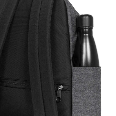 Mochila preta com bolso lateral cinzento e garrafa preta