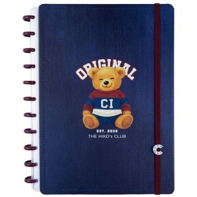 Caderno azul com urso vestido e texto ORIGINAL CI EST. 2028