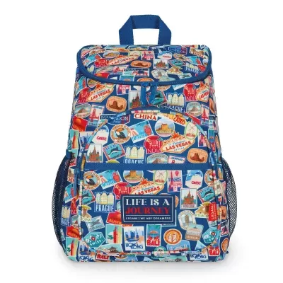Mochila colorida com padrão de etiquetas de cidades e mensagem de texto na frente