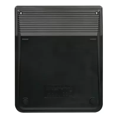 Parte traseira de uma consola preta de videojogos com ventilações e parafusos