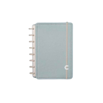 Caderno de capa azul claro com argolas e elástico bege