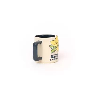 Caneca de cerâmica branca com interior e pega pretos e estrela amarela com texto