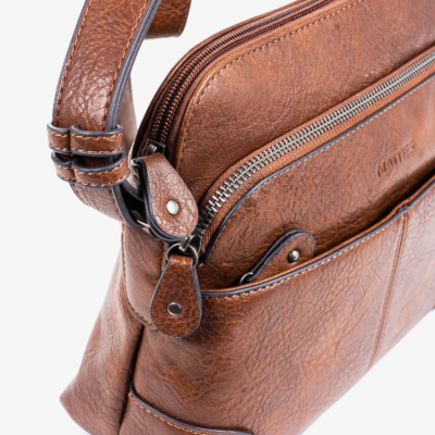Mala castanha de pele com fecho de correr e alça ajustável