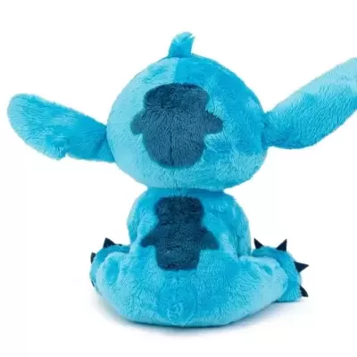 Pelúcia azul do personagem Stitch vista de trás