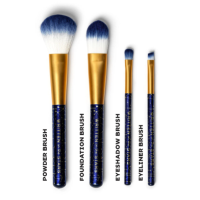 Conjunto de quatro pincéis de maquilhagem com cerdas brancas e azuis e cabos azul escuro com padrão dourado
