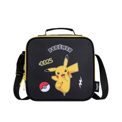 Bolsa térmica preta com impressão de Pikachu e texto Pokémon