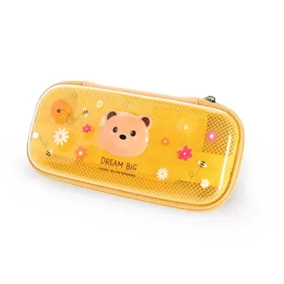 Estojo amarelo com desenho de urso e flores, texto DREAM BIG