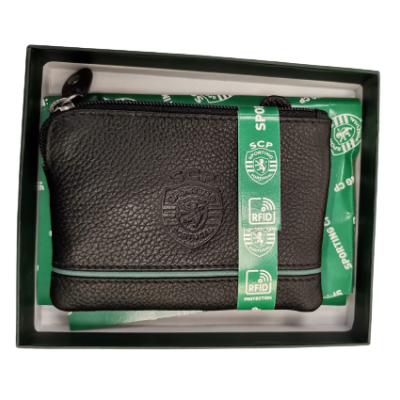 Carteira preta em pele com emblema SCP em caixa com papel verde e faixa verde