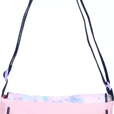 Bolsa de ombro rosa com alça azul escura e forro colorido