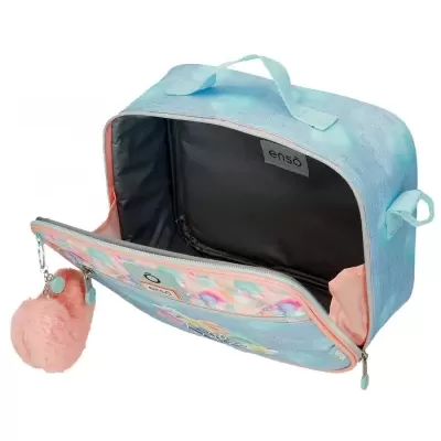 Mala azul clara com padrão tie-dye e bolso frontal transparente com pendente pompom cor-de-rosa